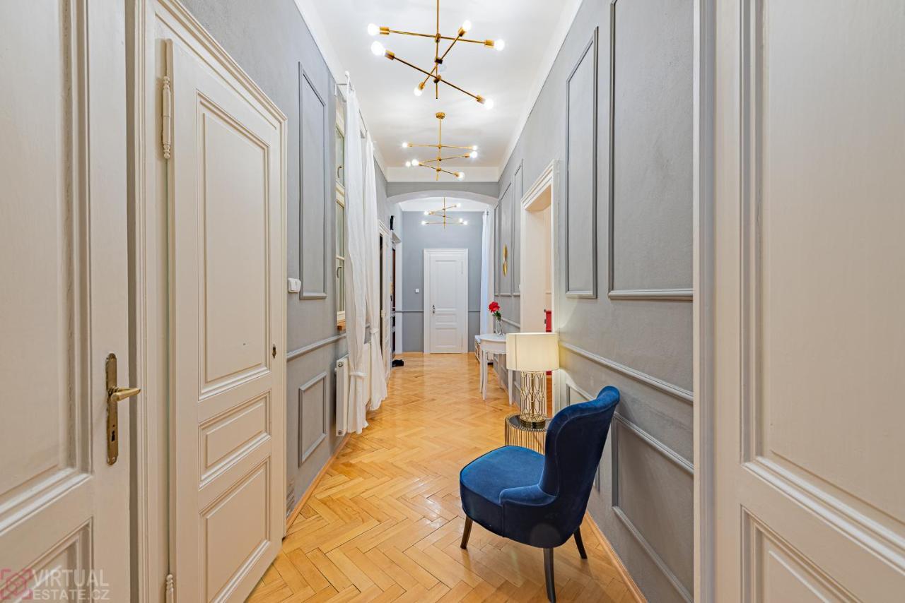 Colorful Wenceslas Square Apartment Prague Exterior photo