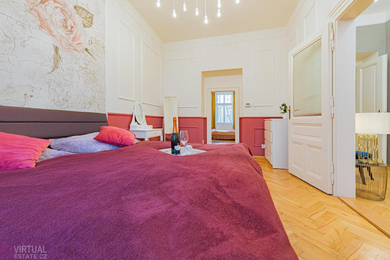 Colorful Wenceslas Square Apartment Prague Exterior photo