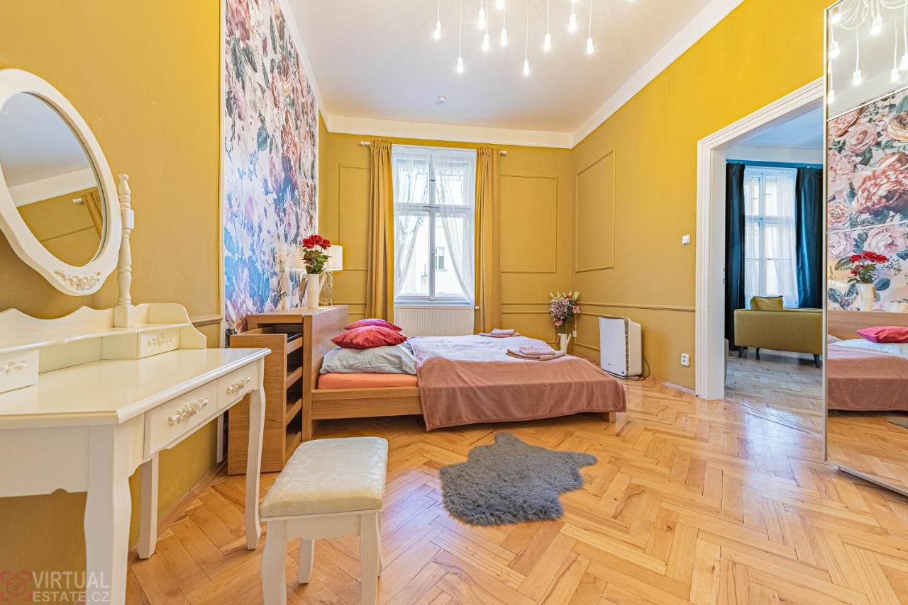 Colorful Wenceslas Square Apartment Prague Exterior photo