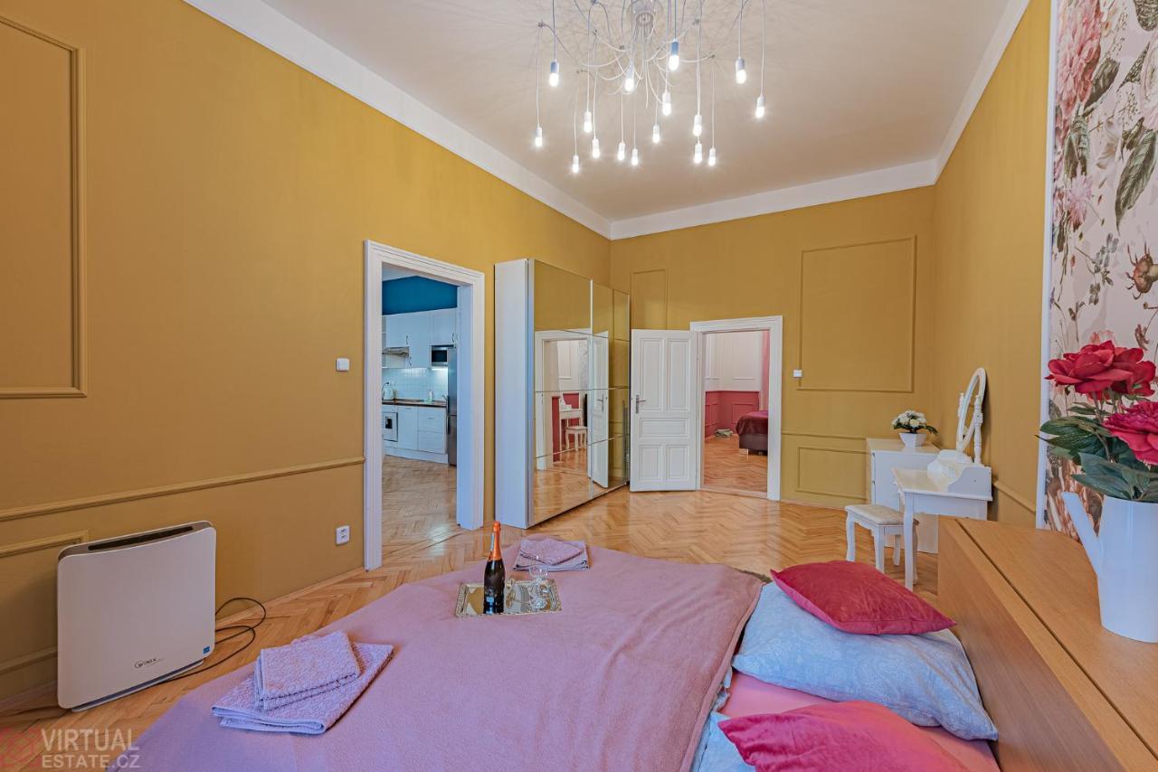 Colorful Wenceslas Square Apartment Prague Exterior photo