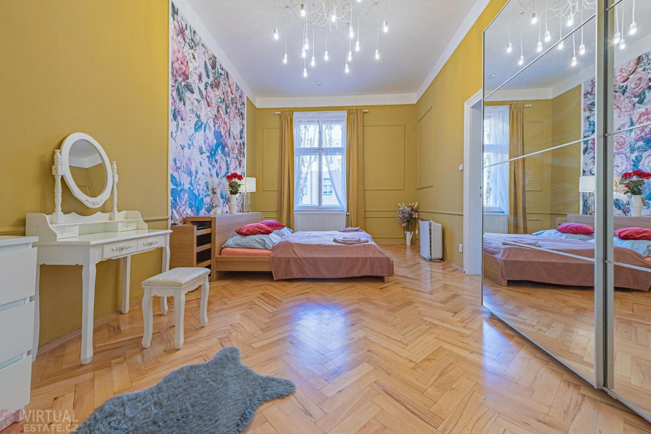 Colorful Wenceslas Square Apartment Prague Exterior photo
