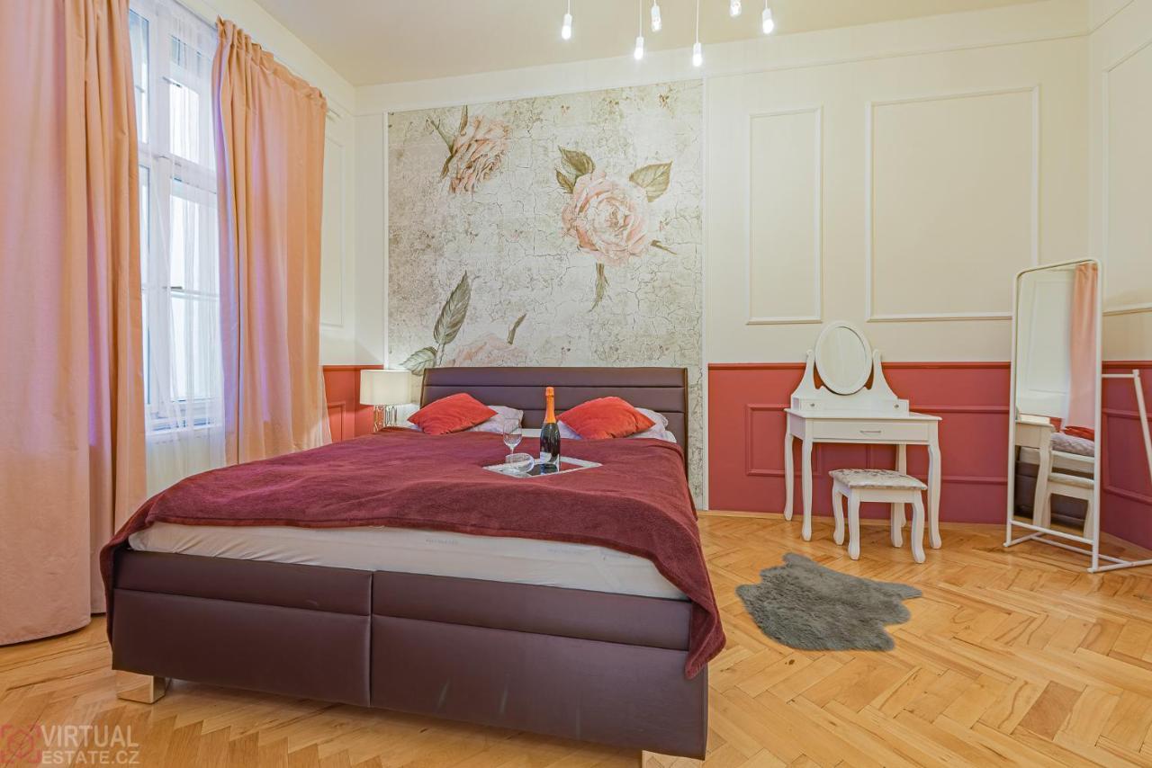 Colorful Wenceslas Square Apartment Prague Exterior photo