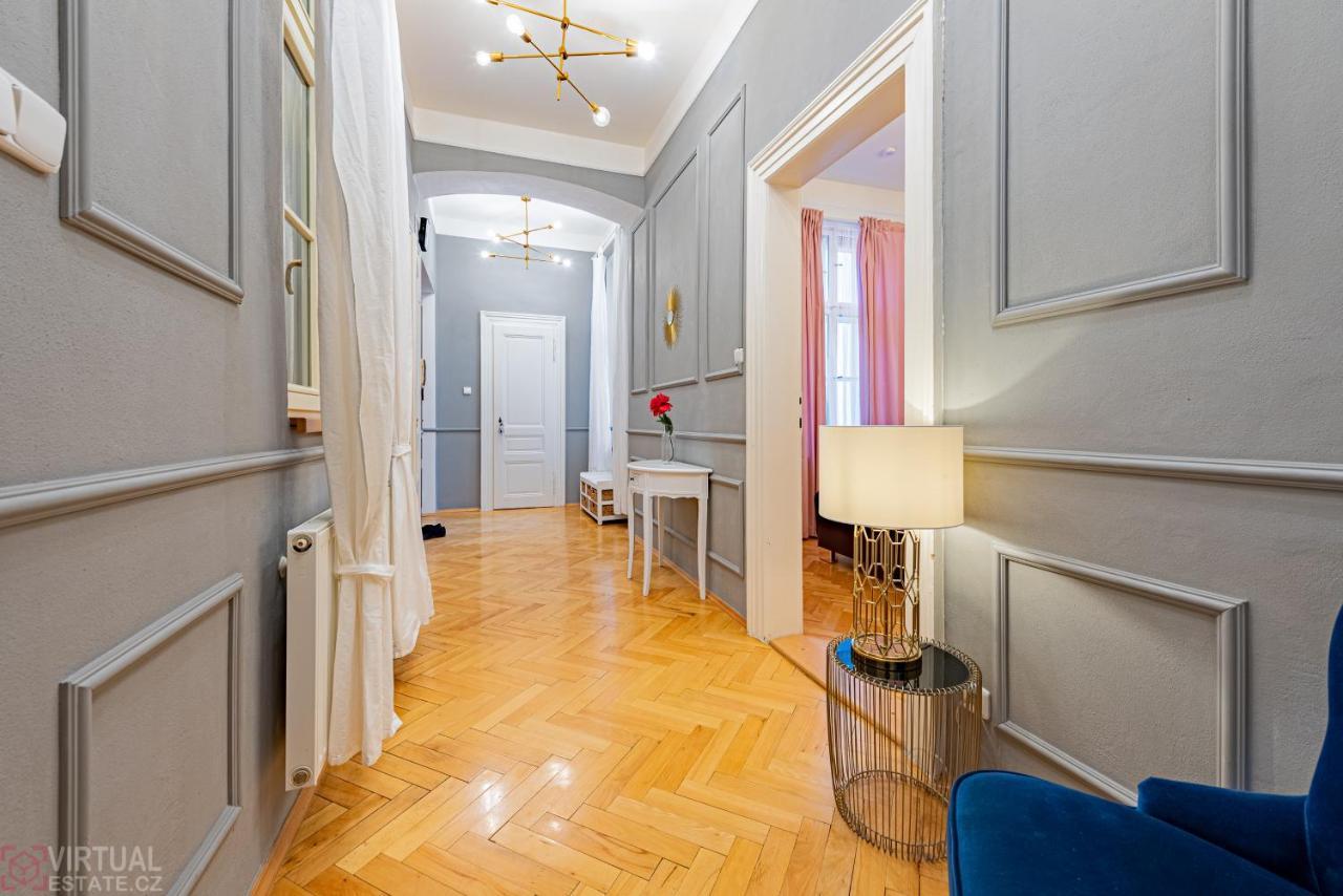 Colorful Wenceslas Square Apartment Prague Exterior photo